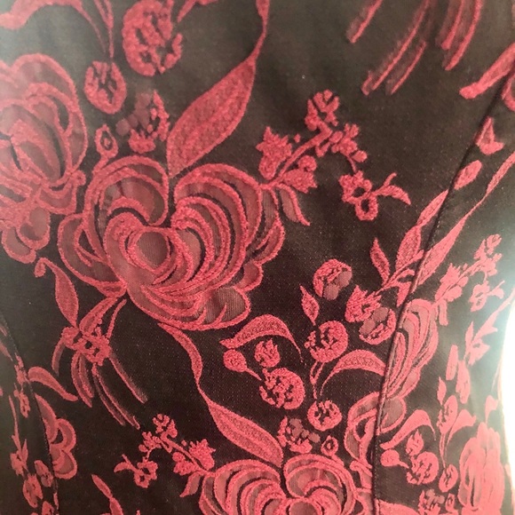 Red and black floral brocade pattern tunic - Picture 2 of 5